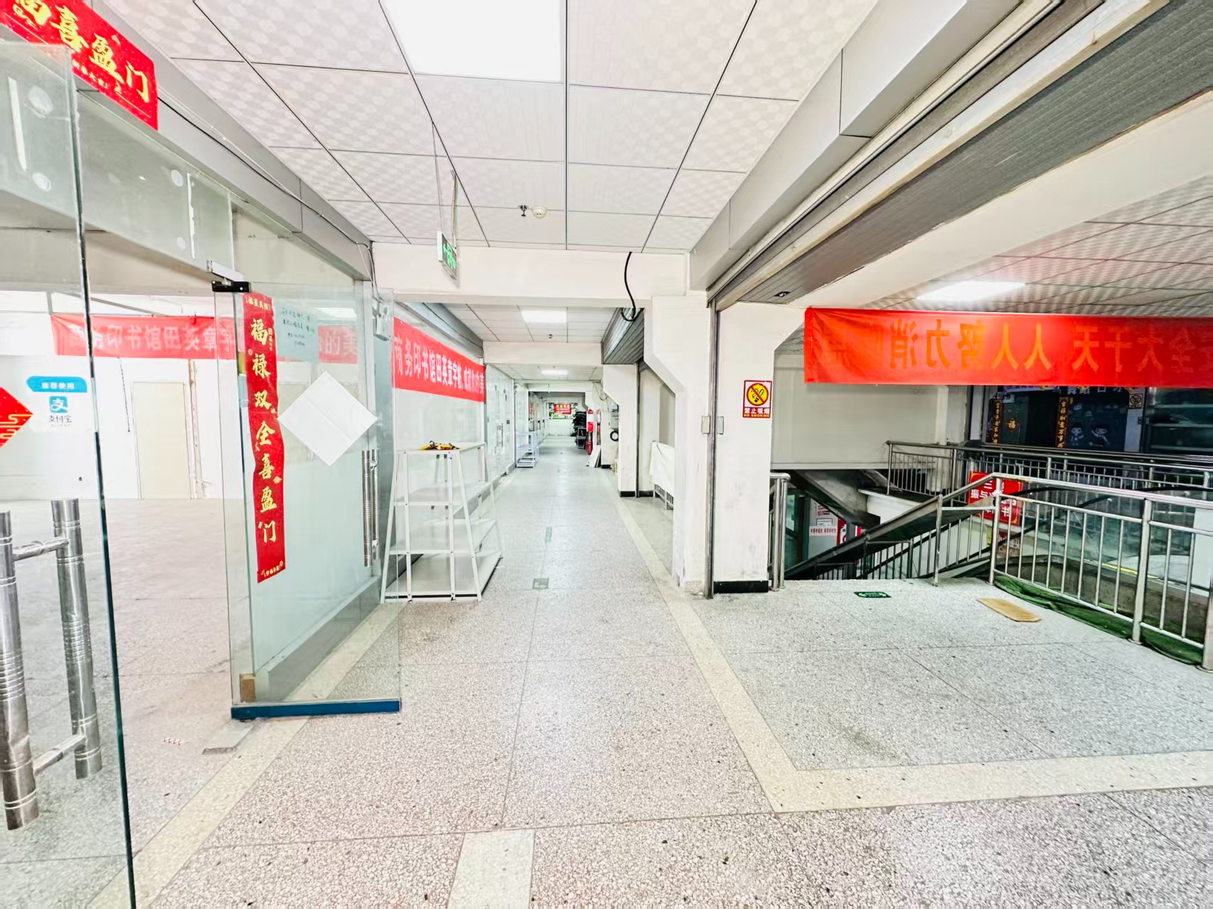 航空路引入人工智能技术应用场景，推动AI与商业、零售、电商、企业服务等领域融合发展。